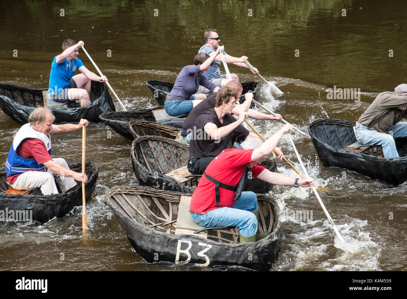 Coracle Racing Pics Cilgerran coracle race hi-res stock photography and images - Alamy