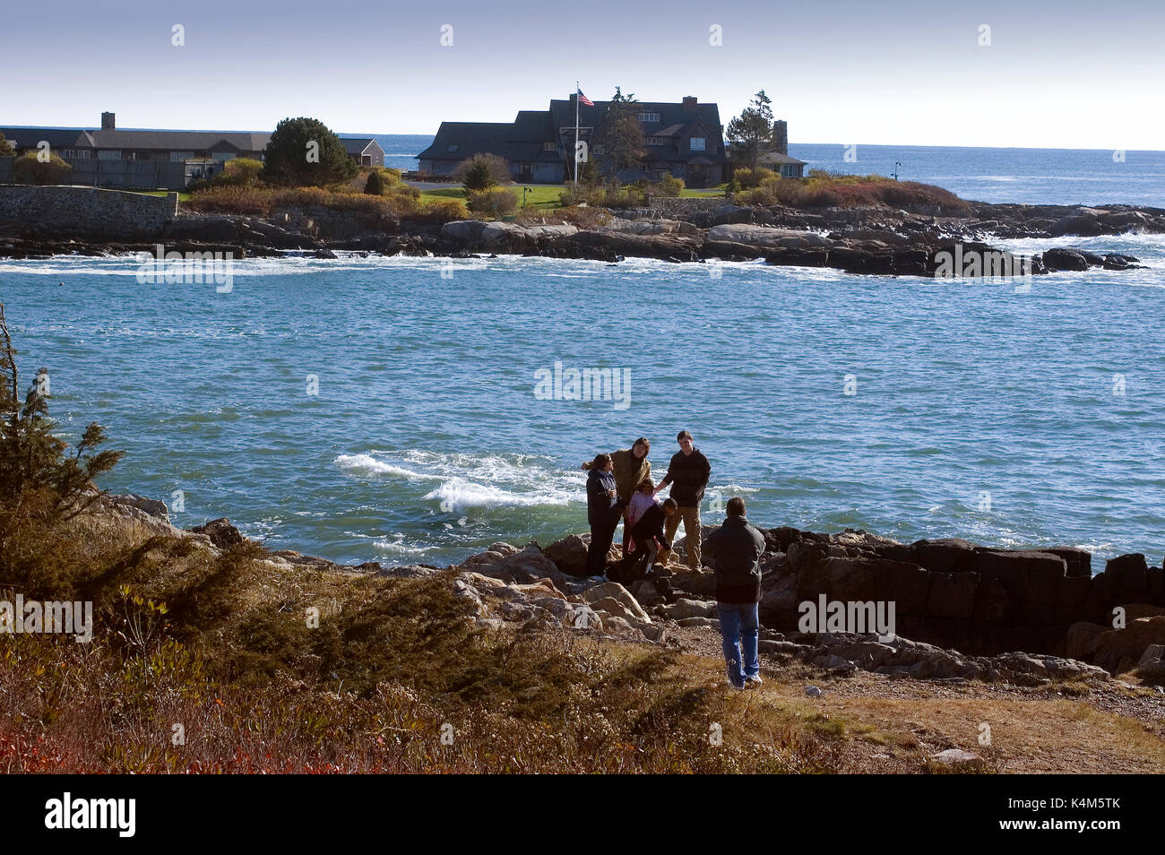 Tourists pose for a family portrait at the summer home of former US President George H. W. Bush (Walker's Point) in Kennebunkport, Maine Stock Photo