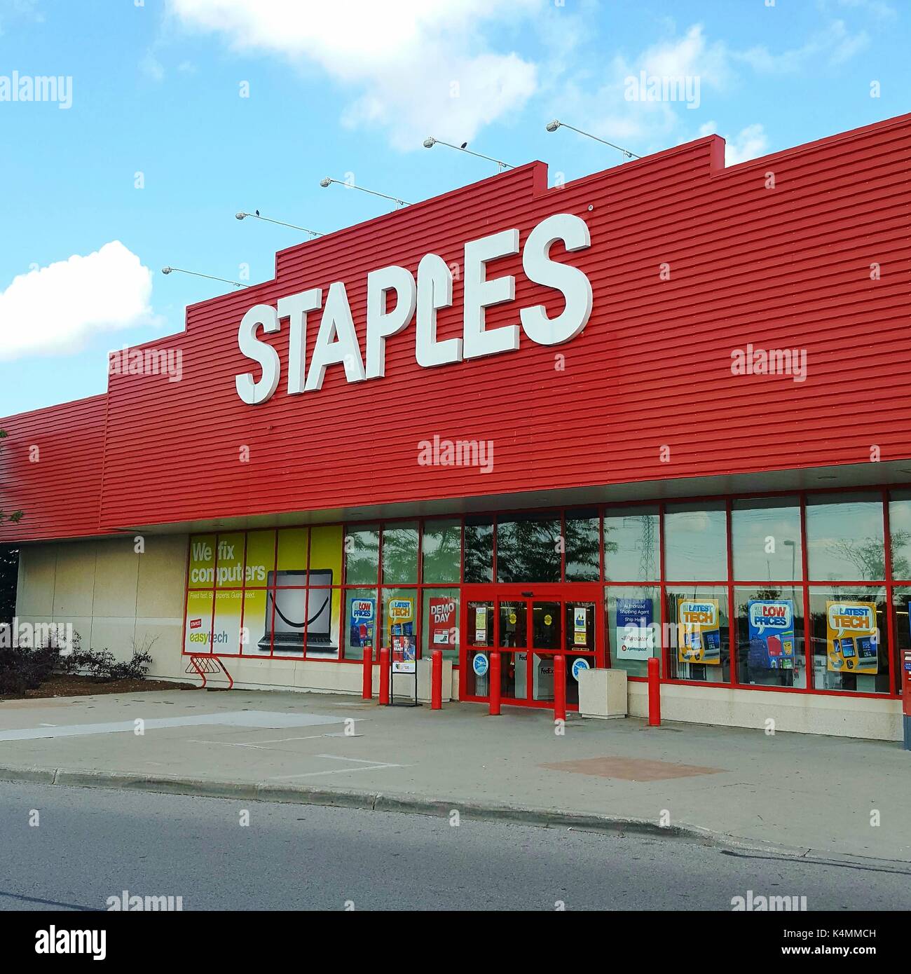 Staples store hi-res stock photography and images - Alamy