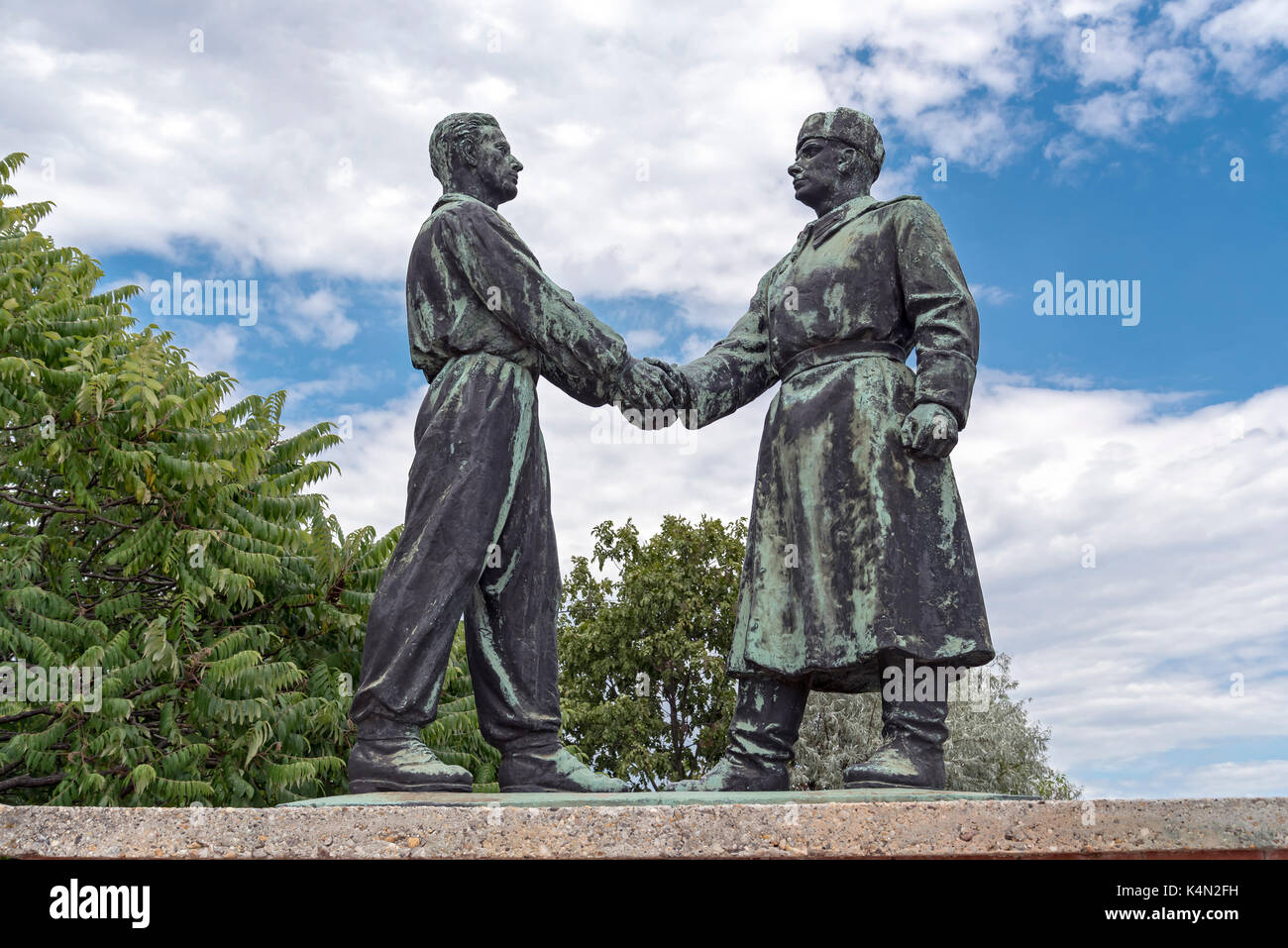 Handshake statue, Hungarian-Soviet Friendship Memorial by Zsigmond Kisfaludi Strobl, Memento Park (Szoborpark), Budapest, Hungary Stock Photo