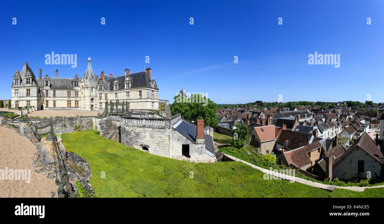 Loir-et-Cher (41), vallée du Cher, Saint-Aignan, château et toits de la ville // France, Loir et Cher, Cher Valley, Saint Aignan, castle and town roof Stock Photo