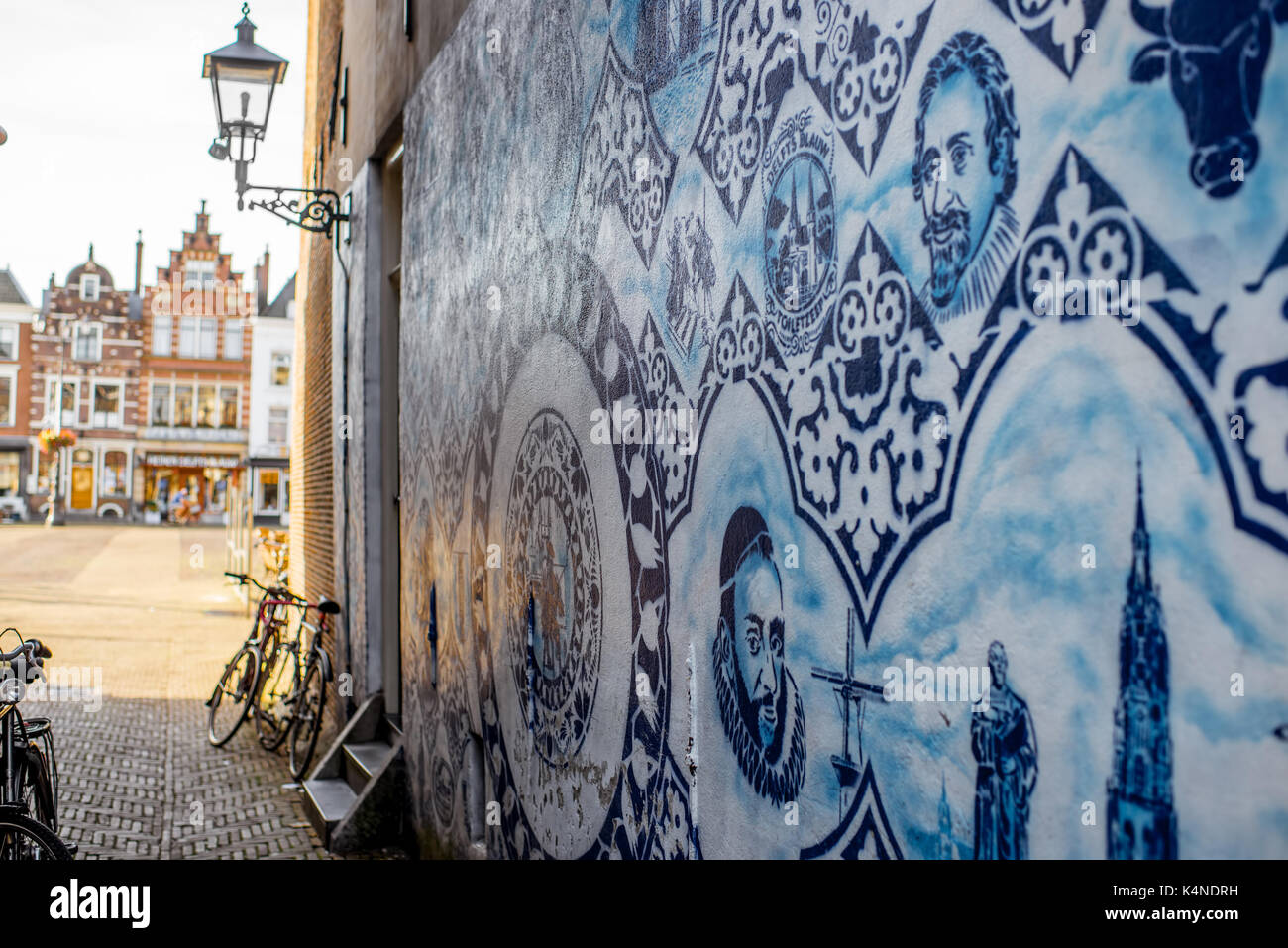 Blue delft pattern hi-res stock photography and images - Alamy
