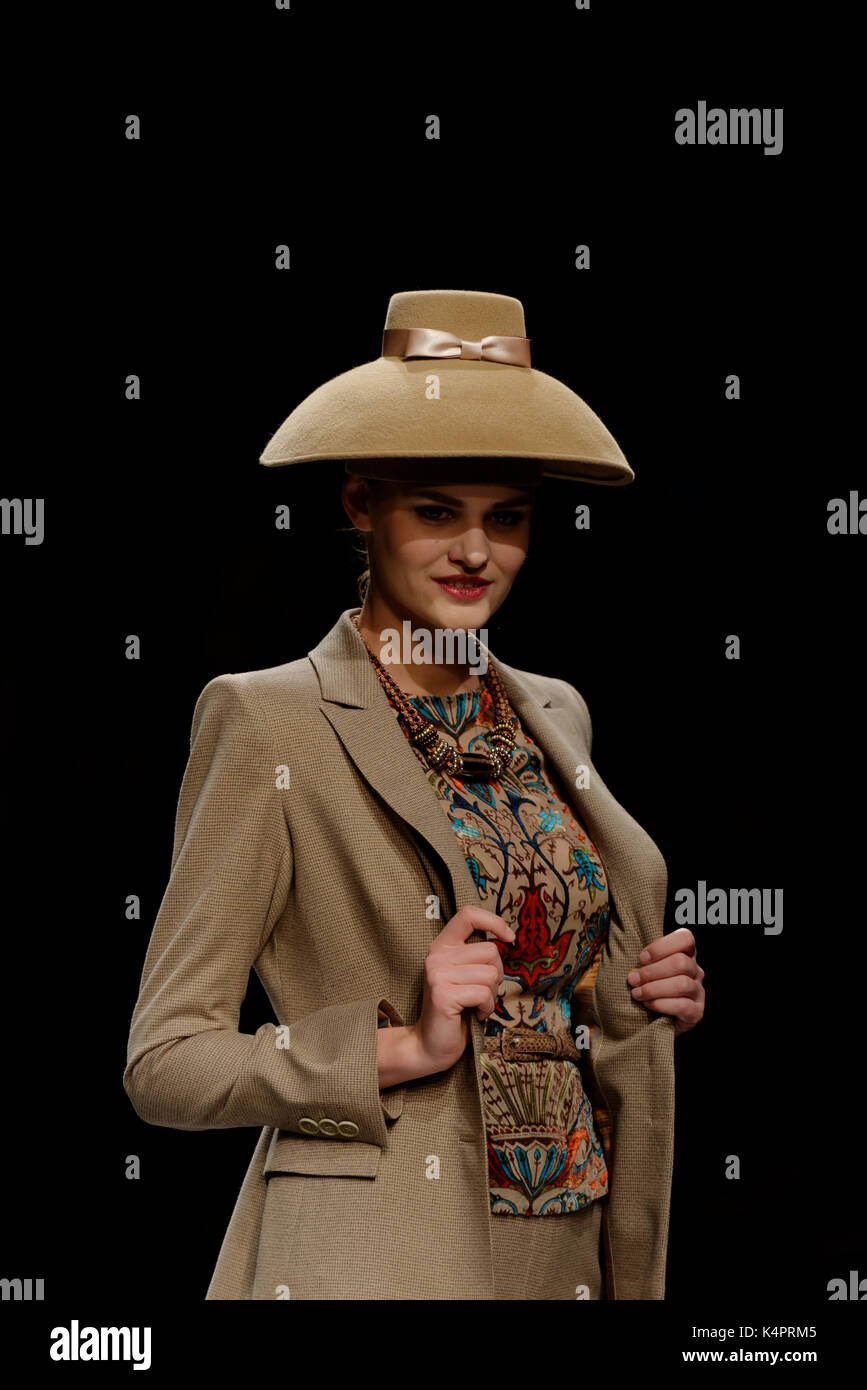 Black and beige dress hi-res stock photography and images - Page 21 - Alamy