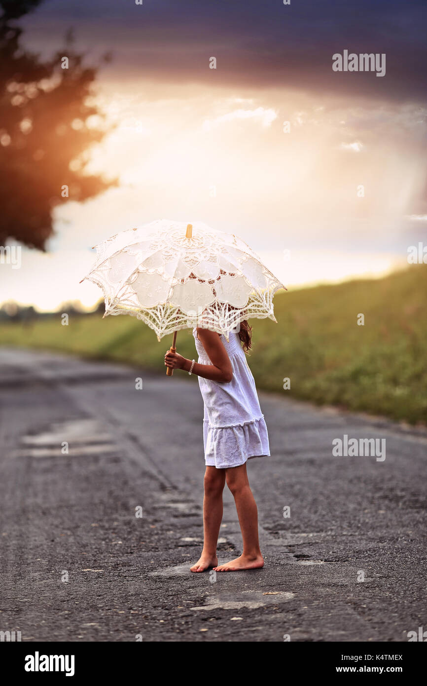 Girl Barefoot Hi-res Stock Photography And Images - Alamy