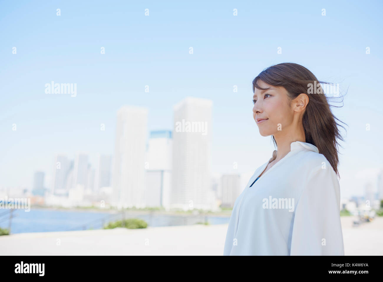 Young japanese woman downtown tokyo hi-res stock photography and images ...