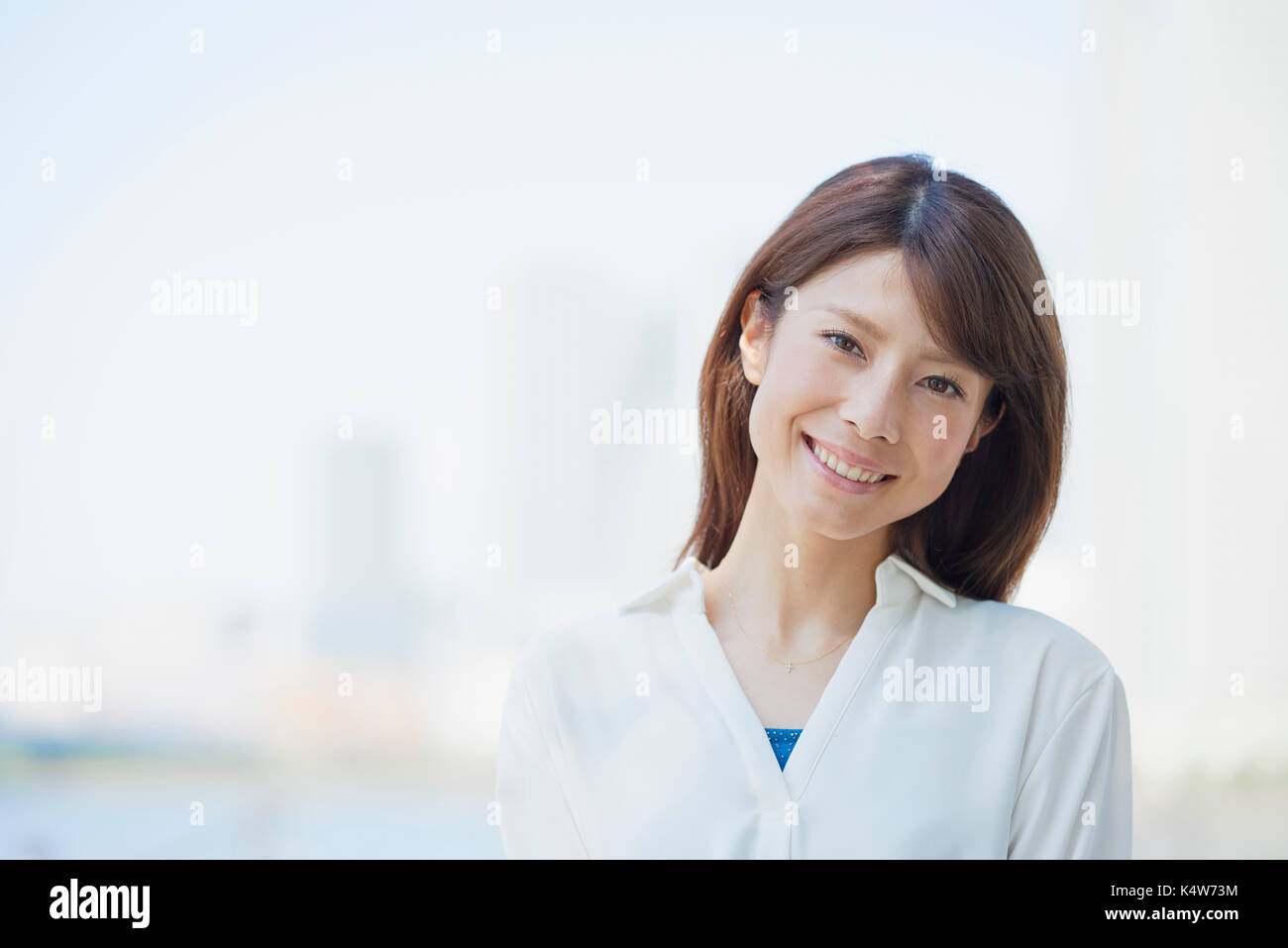 Young japanese woman downtown tokyo hi-res stock photography and images ...