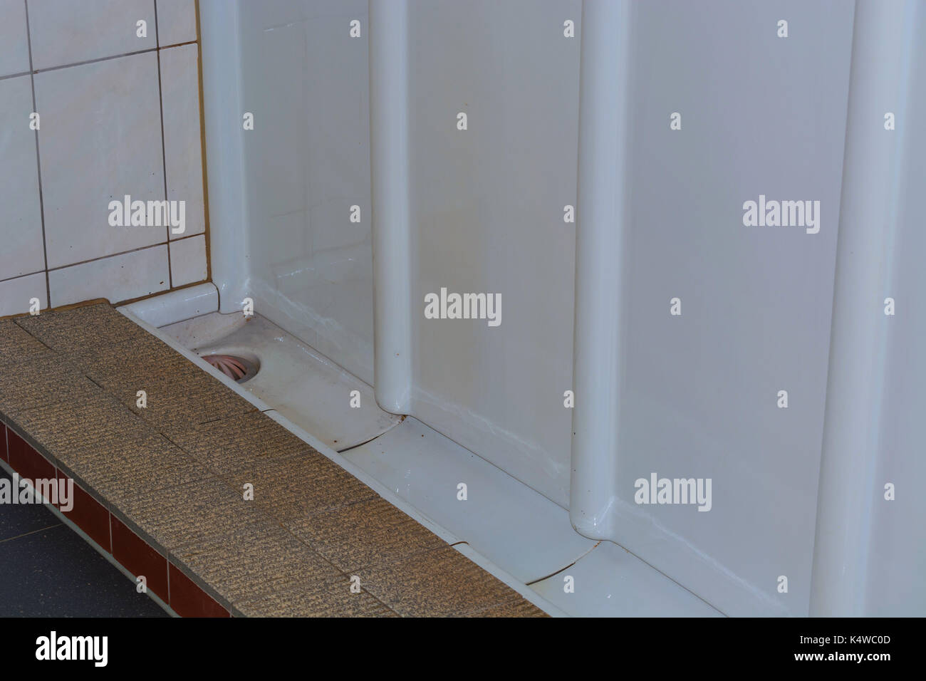 Called urinal trough or Pinkel gutter is a device made of ceramic on