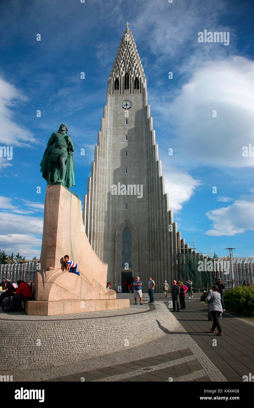 Denkmal/ Skulptur fuer Leifur der Gluecklichen, Hallgrimskirkja (Hallgrimskirche), Reykjavik, Island. Stock Photo