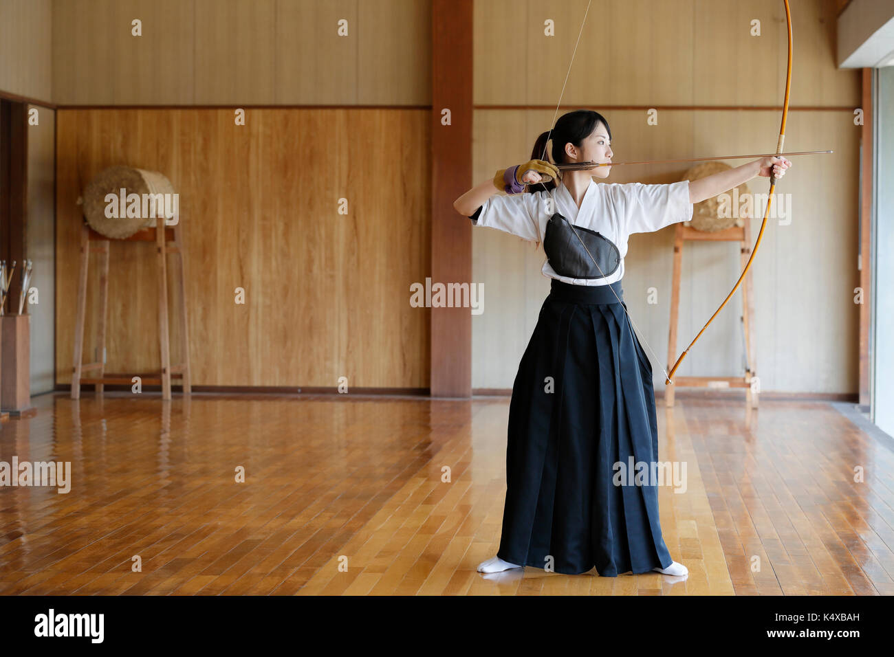 Japanese traditional archery athlete practicing Stock Photo Alamy