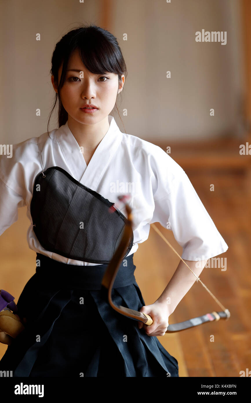 Japanese traditional archery athlete practicing Stock Photo - Alamy