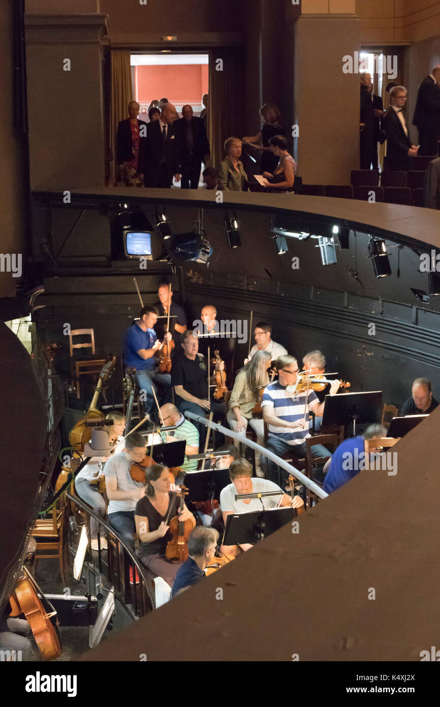 Orchestra pit hires stock photography and images Alamy