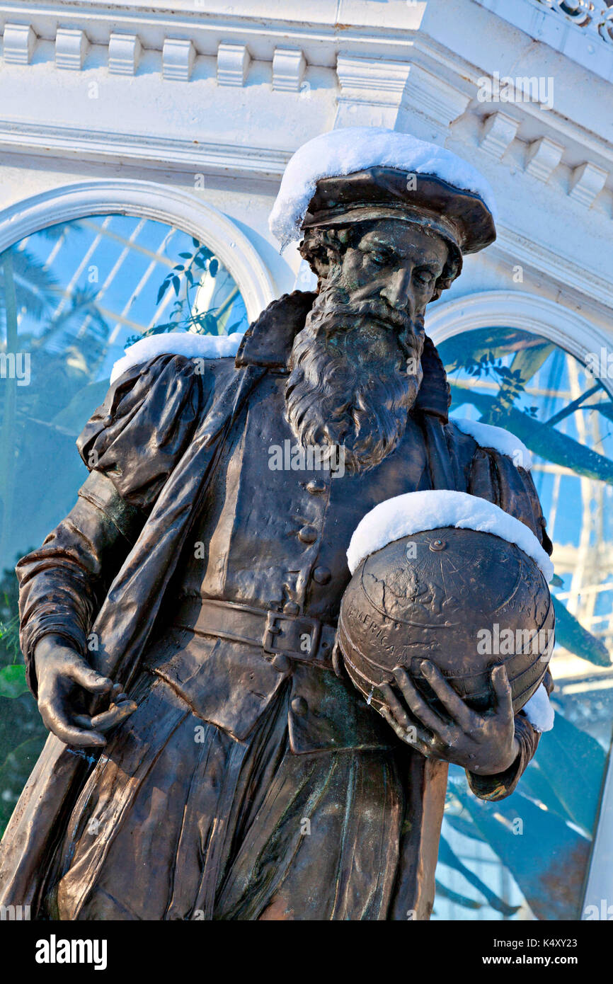 Snow-covered statue of Gerardus Mercator (1512-94) German-Flemish cartographer, geographer and cosmographer outside Palm House, Liverpool. Stock Photo