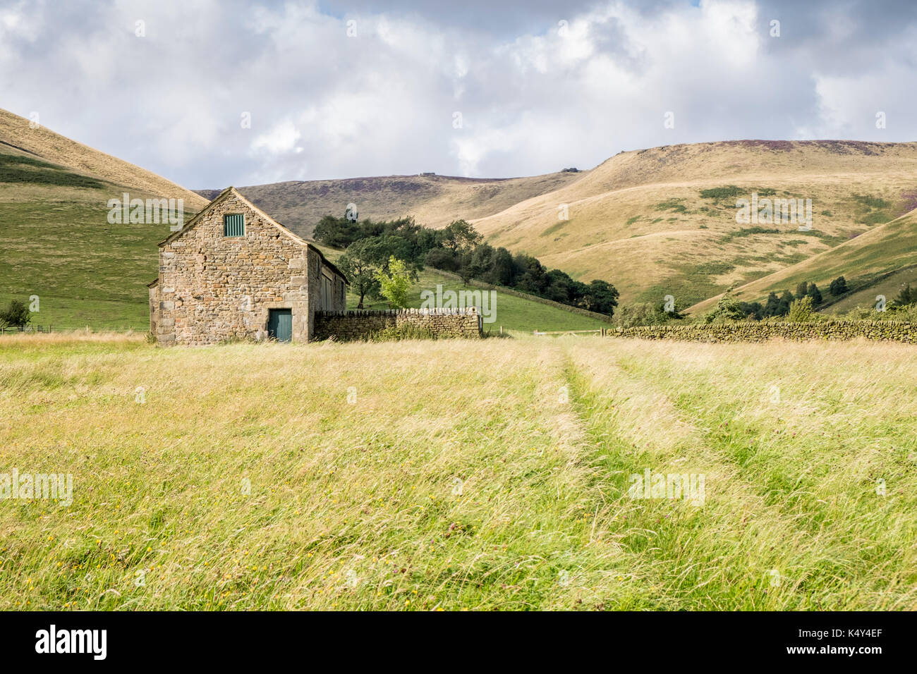 Derbyshire landscape. Old stone barn with Crowden Clough and Kinder Scout behind. Upper Booth, Vale of Edale, Derbyshire, Peak District, England, UK Stock Photo