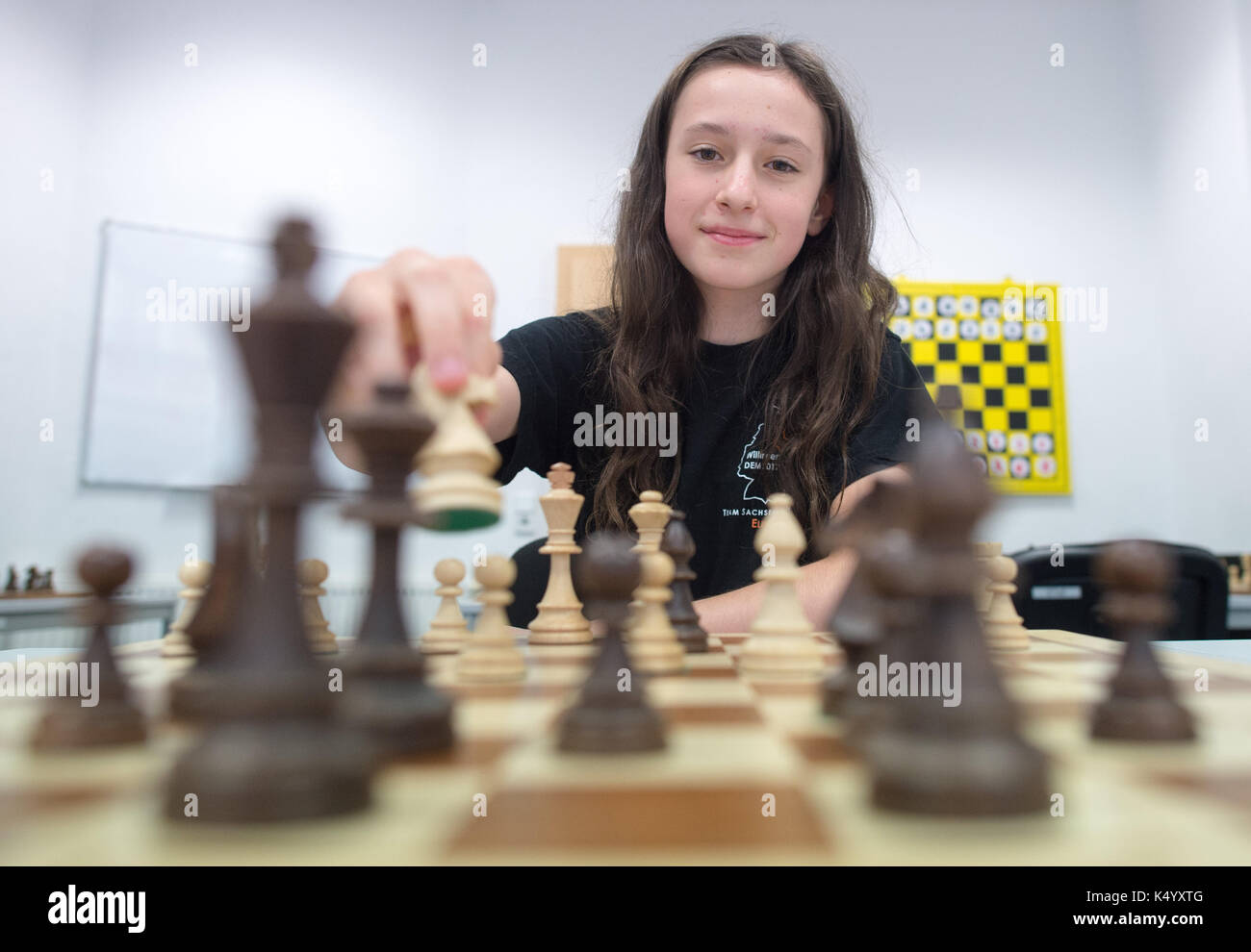 бен хармон шахматистка. бен хармон шахматистка. шахматная тематика. шахматная девочка. девушка и шахматы.