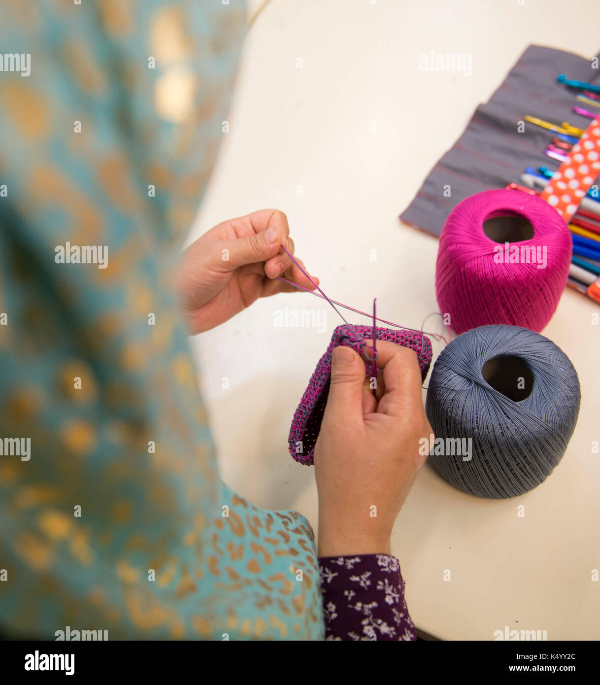 Berlin, Germany. 6th Sep, 2017. A refugee woman from Afghanistan participates in a sewing course organised by Kati Hyyppaei from Finalnd in the room of a refugee home in Berlin, Germany, 6 September 2017. Kati Hyyppaei from Finland voluntarily offers sewing courses for refugees each week. Photo: Paul Zinken/dpa/Alamy Live News Stock Photo