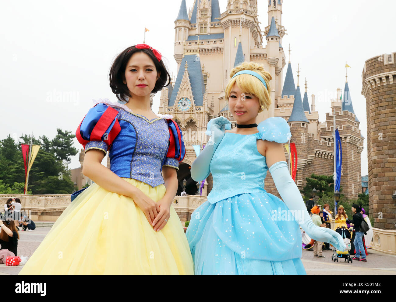 Urayasu, Japan. 7th Sep, 2017. Visitors dressed in costumes of Disney's animated movies pose for photo Disney character Mickey Mouse greets guests from a float during the preview of the Halloween parade at Tokyo Disneyland in Urayasu, suburban Tokyo on Thursday, September 7, 2017. Tokyo's Disney theme park runs Halloween events through till October 31 and visitors are allowed to wear Disney related costumes in the park. Credit: Yoshio Tsunoda/AFLO/Alamy Live News Stock Photo