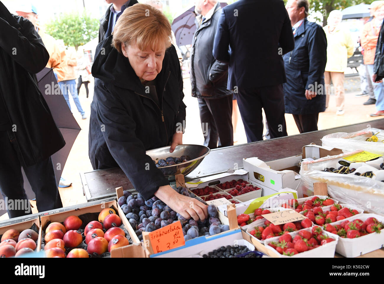 barth-germany-8th-sep-2017-german-chancellor-angela-merkel-buys-serbian-K502CW.jpg
