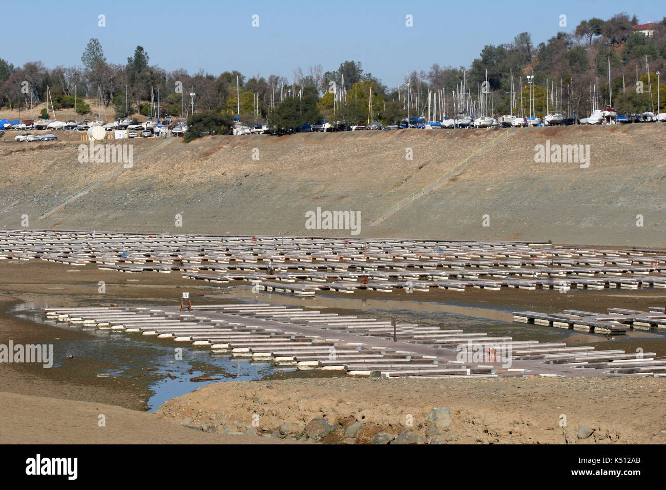 FLOATING DOCKS RESTING ON THE DRY BOTTOM OF FOLSOM LAKE DURING DROUGHT, SACRAMENTO COUNTY CALIFORNIA Stock Photo
