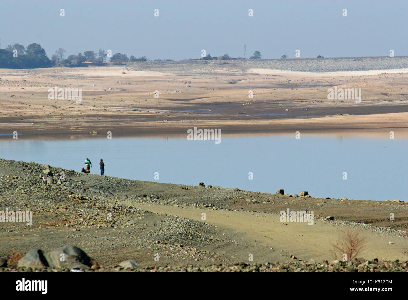 PEOPLE OBSERVING THE REMAINING WATER IN THE BOTTOM OF FOLSOM LAKE DURING DROUGHT, SACRAMENTO COUNTY CALIFORNIA Stock Photo