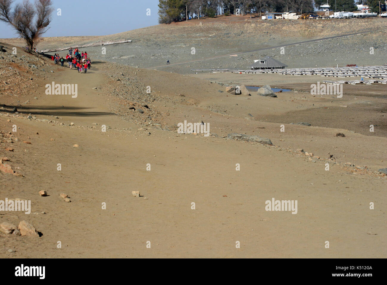 STUDENTS TOURING THE DRY LAKE BOTTOM AND FLOATING DOCKS OF FOLSOM LAKE DURING DROUGHT, SACRAMENTO COUNTY CALIFORNIA Stock Photo