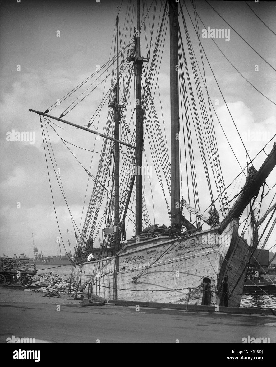 AJAXNETPHOTO. 1919 - 1930 (APPROX). PORTSMOUTH, ENGLAND. - 3 MASTED SCHOONER - THE WOODEN HULLED SAILING SCHOONER OSTROBOTNIA BERTHED AT FLATHOUSE QUAY WHILE UNLOADING A CARGO OF TIMBER. THE 800 TON SHIP WAS BUILT IN 1919 AT JAKOBSTAD AND SCRAPPED IN 1934. SHIP WAS OWNED BY GUSTAF ERIKSON OF ALAND ISLANDS FROM 1925-1934. PHOTOGRAPHER:UNKNOWN © DIGITAL IMAGE COPYRIGHT AJAX VINTAGE PICTURE LIBRARY SOURCE: AJAX VINTAGE PICTURE LIBRARY COLLECTION REF:()AVL_SHI_OSTROBOTNIA_PMO1925_01 Stock Photo