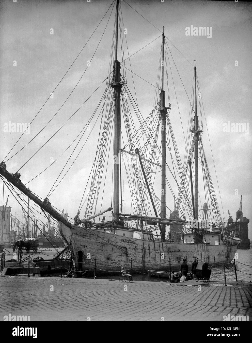 AJAXNETPHOTO. 1919 - 1930 (APPROX). PORTSMOUTH, ENGLAND. - 3 MASTED SCHOONER - THE WOODEN HULLED SAILING SCHOONER OSTROBOTNIA BERTHED AT FLATHOUSE QUAY WHILE UNLOADING A CARGO OF TIMBER. THE 800 TON SHIP WAS BUILT IN 1919 AT JAKOBSTAD AND SCRAPPED IN 1934. SHIP WAS OWNED BY GUSTAF ERIKSON OF ALAND ISLANDS FROM 1925-1934. PHOTOGRAPHER:UNKNOWN © DIGITAL IMAGE COPYRIGHT AJAX VINTAGE PICTURE LIBRARY SOURCE: AJAX VINTAGE PICTURE LIBRARY COLLECTION REF:()AVL SHI OSTROBOTNIA PMO1925 02 Stock Photo