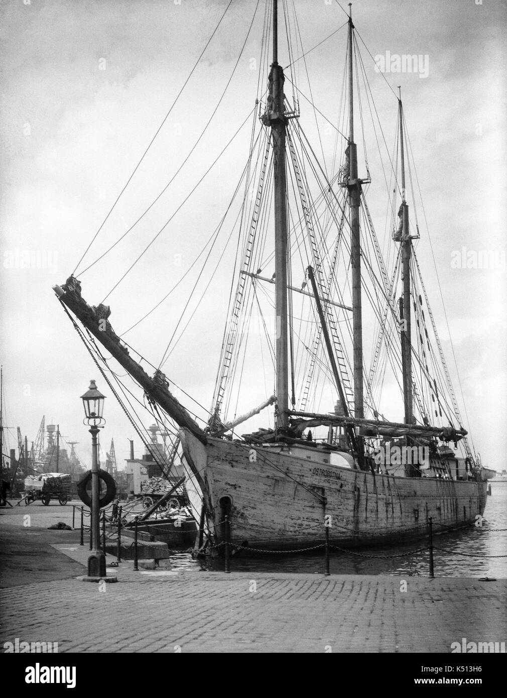 AJAXNETPHOTO. 1919 - 1930 (APPROX). PORTSMOUTH, ENGLAND. - 3 MASTED SCHOONER - THE WOODEN HULLED SAILING SCHOONER OSTROBOTNIA BERTHED AT FLATHOUSE QUAY WHILE UNLOADING A CARGO OF TIMBER. THE 800 TON SHIP WAS BUILT IN 1919 AT JAKOBSTAD AND SCRAPPED IN 1934. SHIP WAS OWNED BY GUSTAF ERIKSON OF ALAND ISLANDS FROM 1925-1934. PHOTOGRAPHER:UNKNOWN © DIGITAL IMAGE COPYRIGHT AJAX VINTAGE PICTURE LIBRARY SOURCE: AJAX VINTAGE PICTURE LIBRARY COLLECTION REF:()AVL SHI OSTROBOTNIA PMO1925 03 Stock Photo