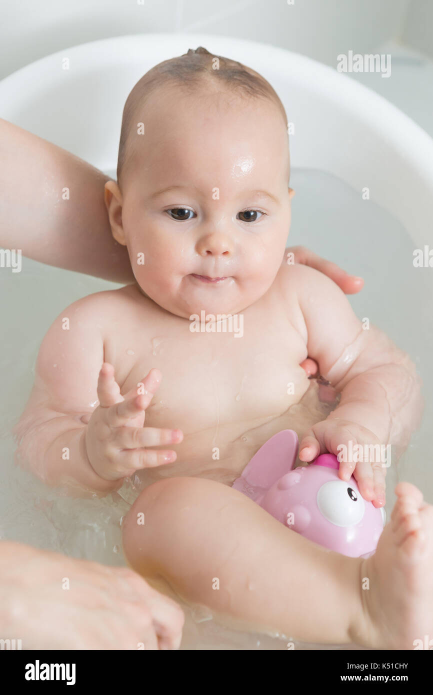 Baby body wash hires stock photography and images Alamy