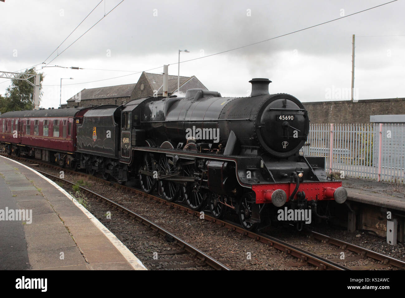 Jubilee class steam locomotive number 45690 named Leander arriving at ...