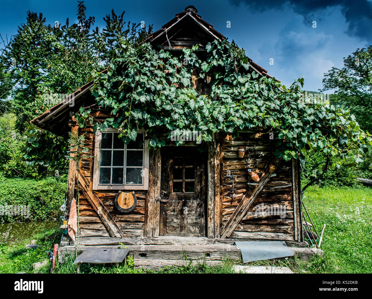 Run down shed hi-res stock photography and images - Alamy