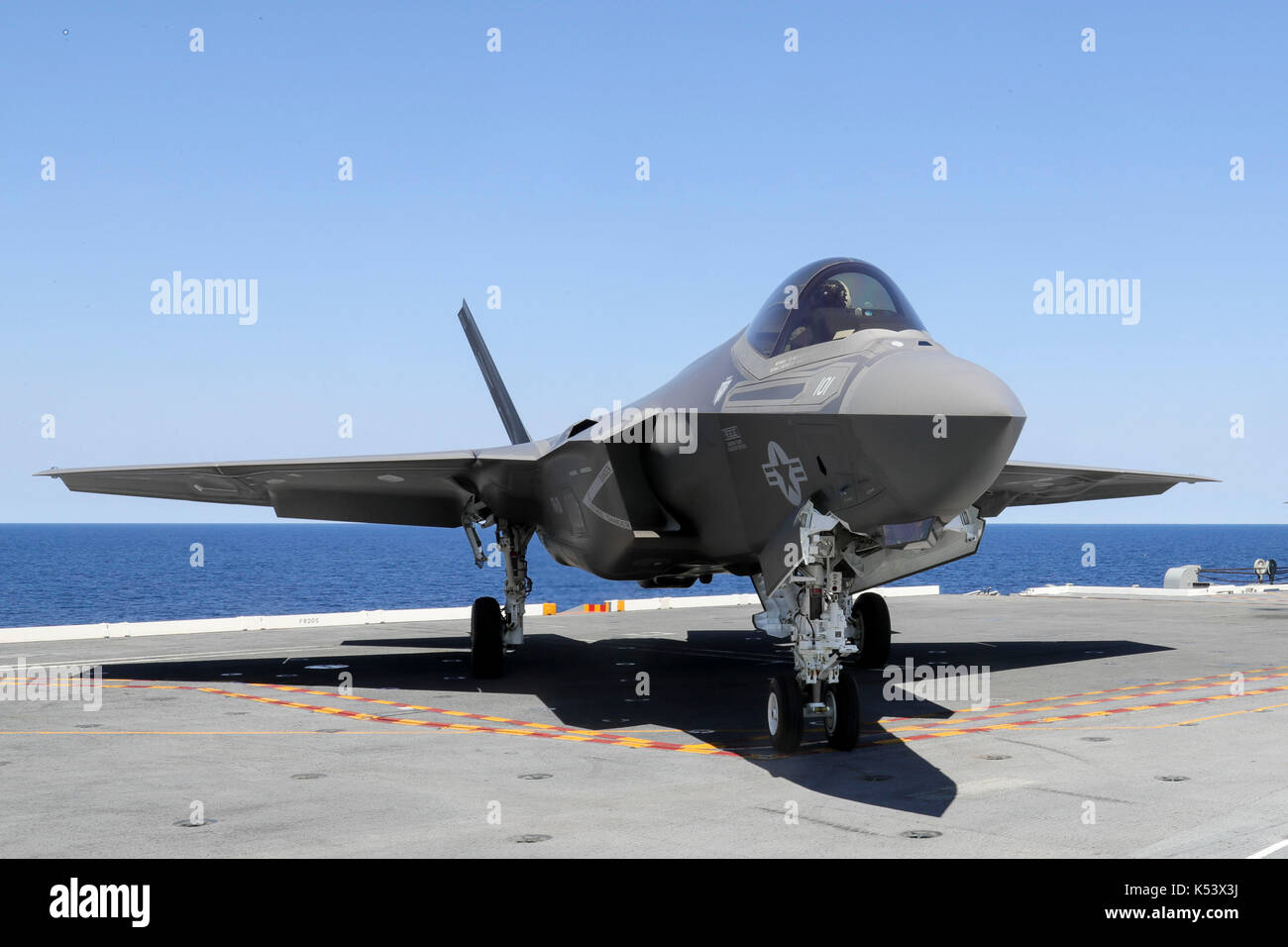 170904-N-CT127-0168 ATLANTIC OCEAN (Sept. 4, 2017) An F-35C Lightning II, from the “Grim Reapers” of Strike Fighter Squadron (VFA) 101, sits on the fl Stock Photo