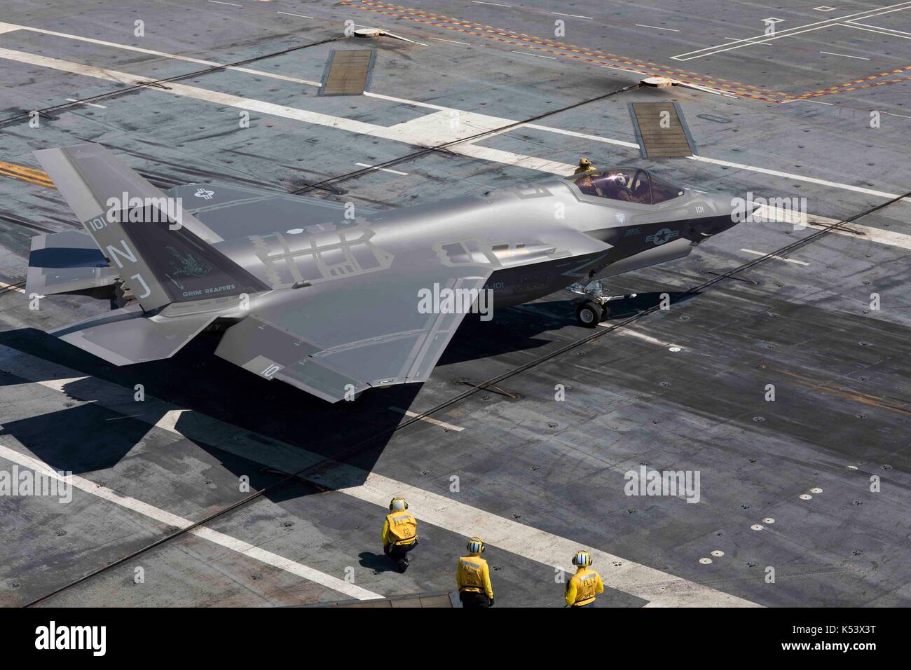170904-N-AD724-0079 (ATLANTIC OCEAN) September 4, 2017 – An F-35C Lightning II, from the “Grim Reapers” of Strike Fighter Squadron 101 (VFA 101), taxi Stock Photo