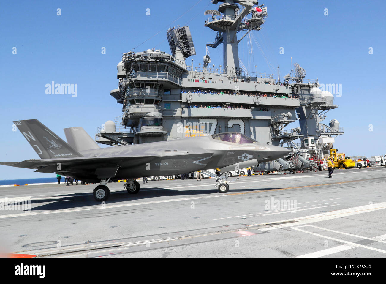 170904-N-CT127-0134 ATLANTIC OCEAN (Sept. 4, 2017) An F-35C Lightning II, from the “Grim Reapers” of Strike Fighter Squadron (VFA) 101, taxies around  Stock Photo