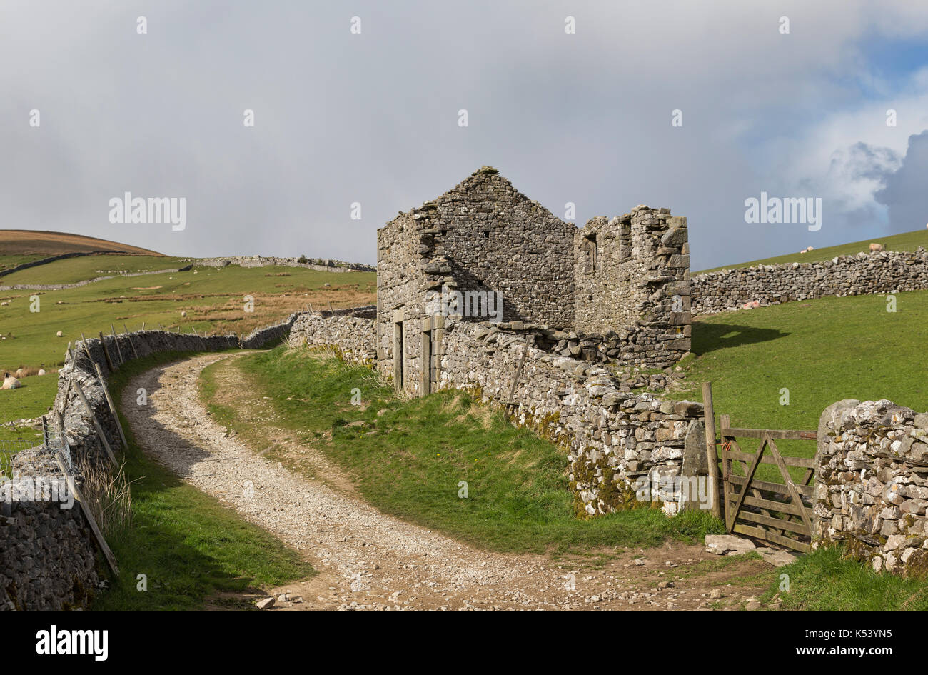 An old barn beside an ancient drove road near Horton in Ribblesdale, in the Yorkshire Dales, England - near Brants Gill Head and Horton Scar Stock Photo