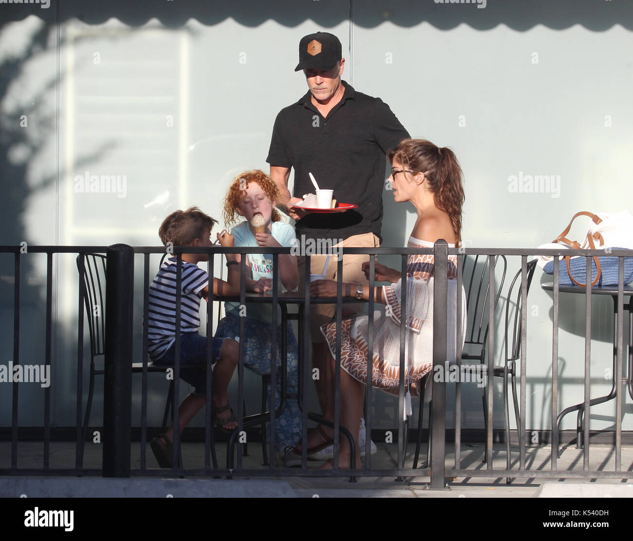 Selma Blair and her boyfriend Ron Carlson enjoy some ice cream with