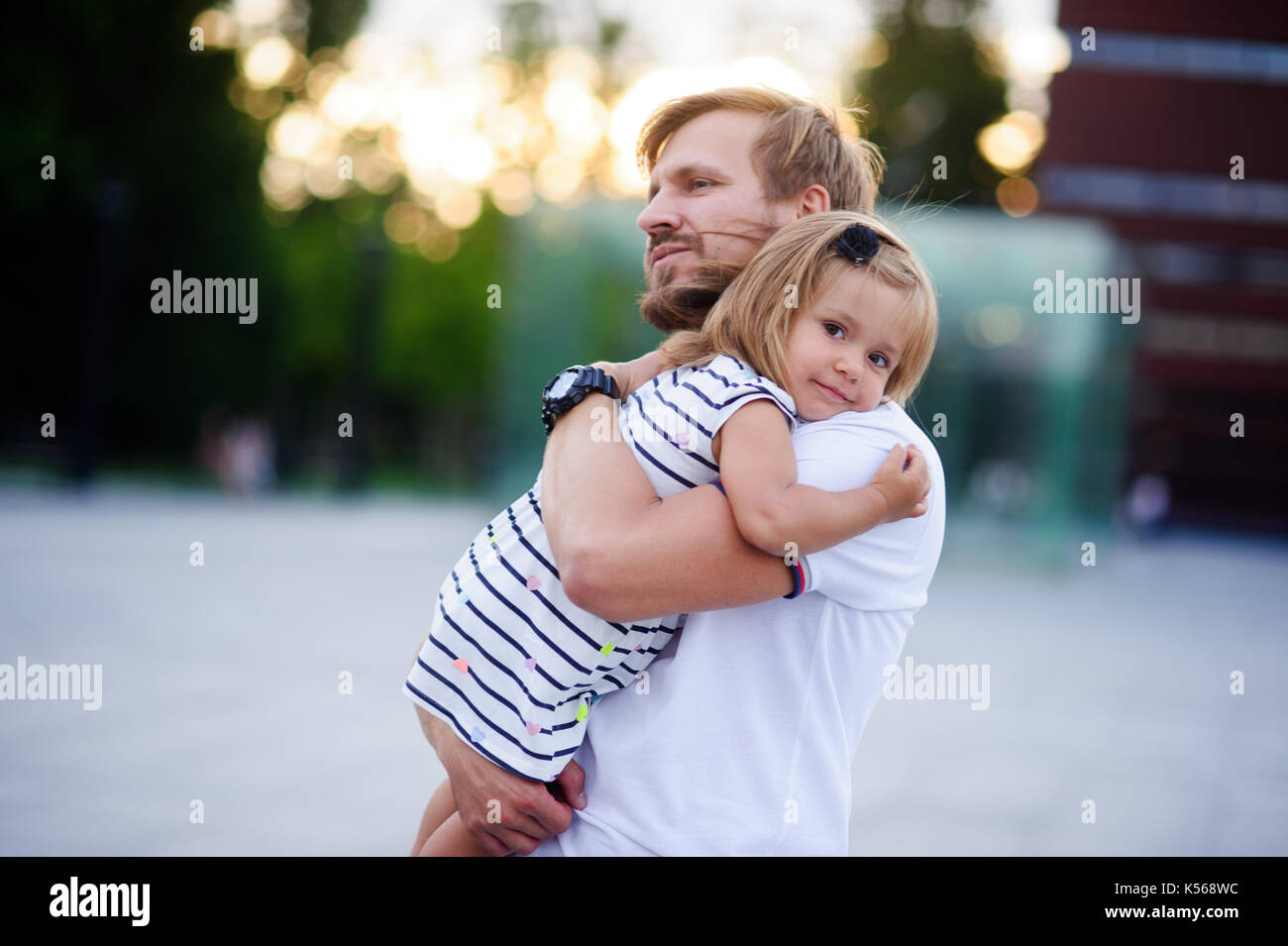 девушка с ребенком на руках. дочь на руках. фотосессия мама и годовалая дочь. мама держит дочь на руках. девочка на руках у мамы.