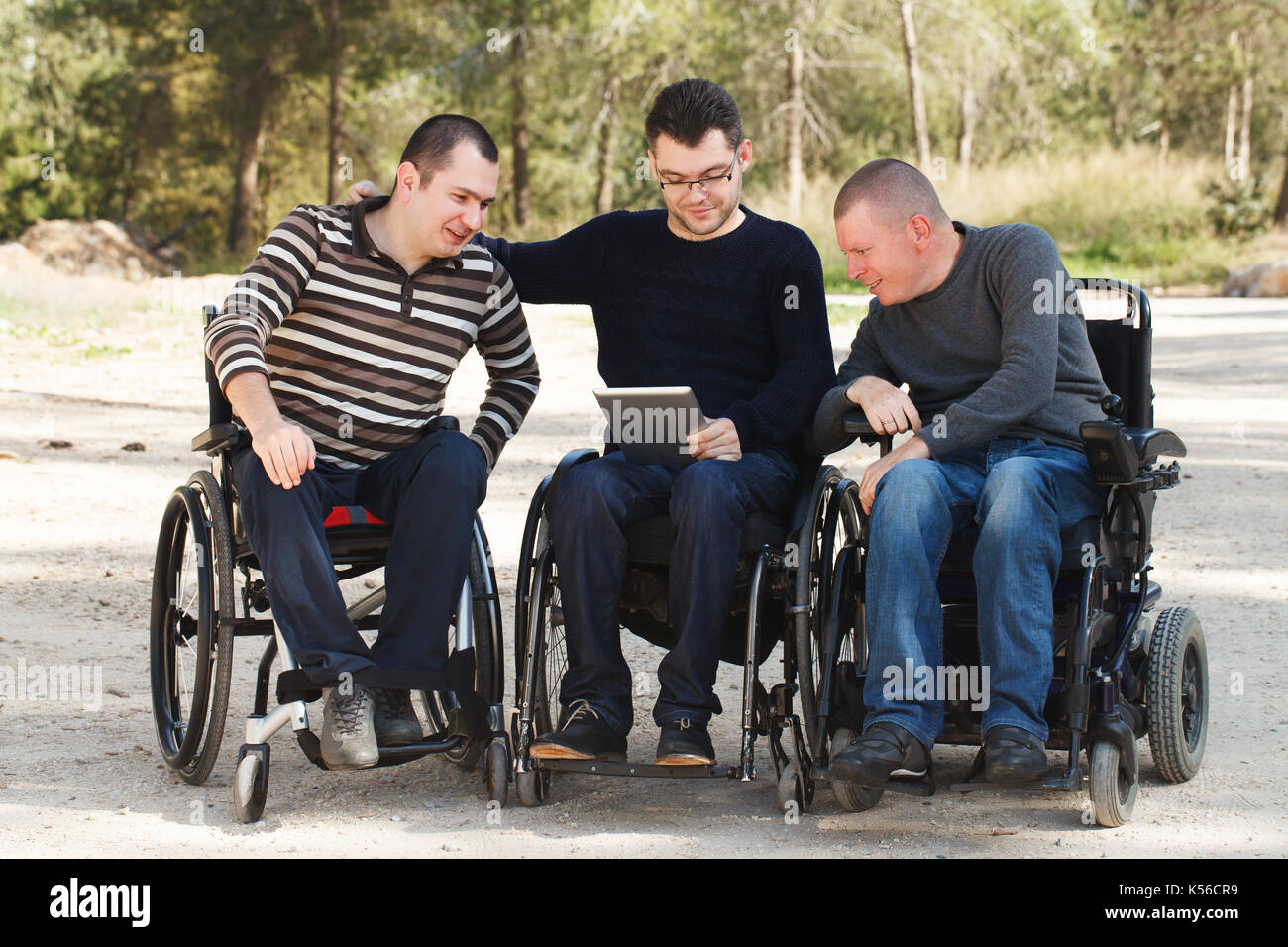 Живу с 2 инвалидами. Инвалид с друзьями. С инвалидом дружат. Дружба с инвалидом. Инвалиды с другом.