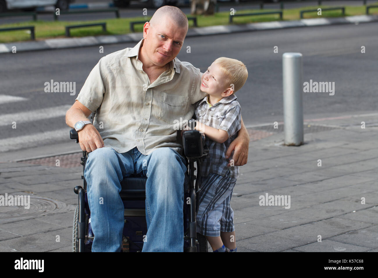 Отец и инвалид в коляске. Дикон с сыном инвалидом. Люди на прогулке. Дети с дцп и родители. Ребенок в коляске с папой.