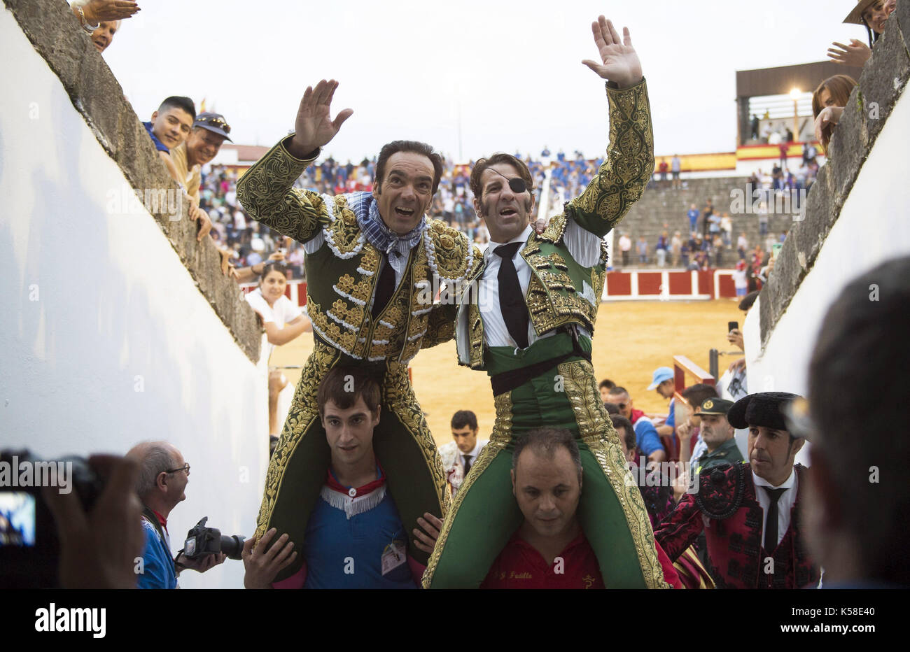 Spanish Bullfighter Juan Jose Padilla R And Manuel Jesus El Cid Stock Photo Alamy Spanish Bullfighter Juan Jose Padilla R And Manuel Jesus El Cid Stock Photo Alamy
