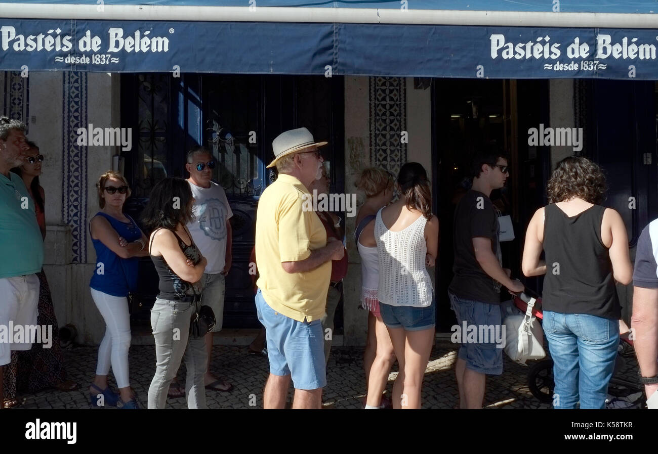 Customers queue outside the Antiga Confeitaria de Belem pastelaria to buy custard tarts, in Belem, Portugal August 27, 2017.  © John Voos Stock Photo