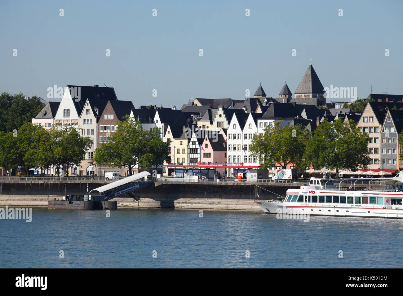 Häuser am Rheinufer, Köln, Nordrhein-Westfalen, Deutschland I Houses in ...