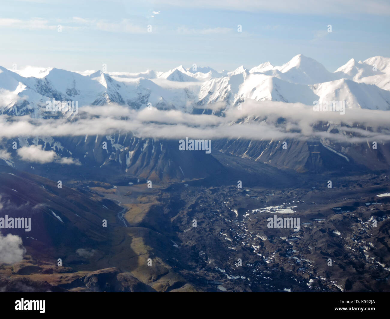 AERIAL VIEW OF SNOW CAPPED MOUNTAINS AND CLOUDS, ALASKA Stock Photo - Alamy