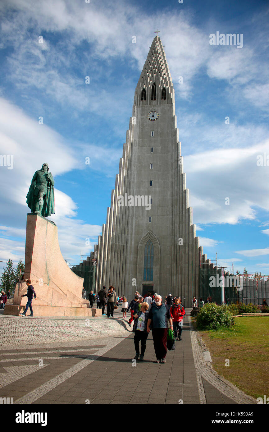 Denkmal/ Skulptur fuer Leifur der Gluecklichen, Hallgrimskirkja (Hallgrimskirche), Reykjavik, Island. Stock Photo