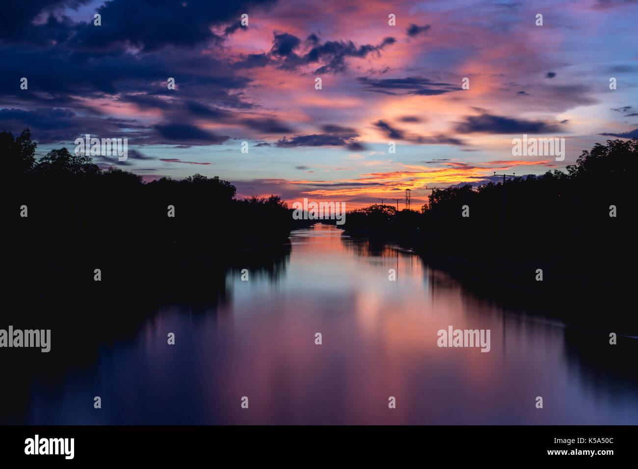 Colorful sunset sky hi-res stock photography and images - Alamy