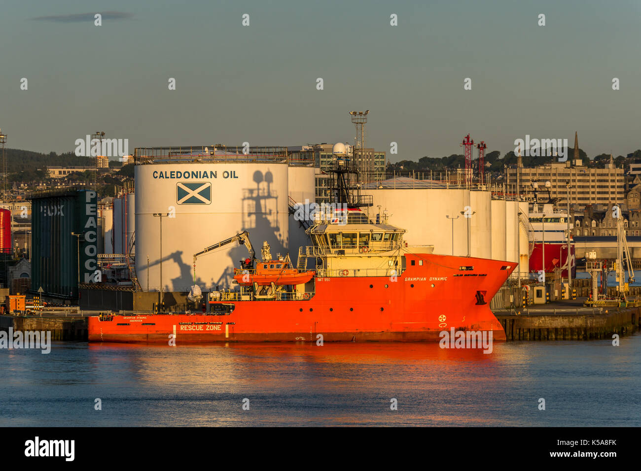 Rescue boat aberdeen harbour hi-res stock photography and images - Alamy
