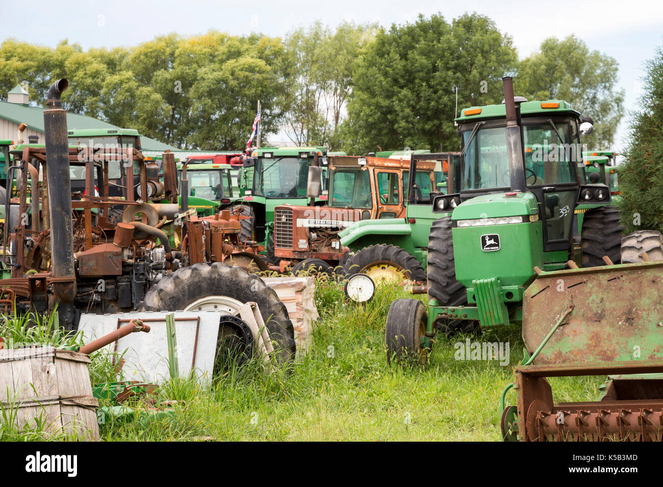 Junk yard tractor hi res stock photography and images Alamy