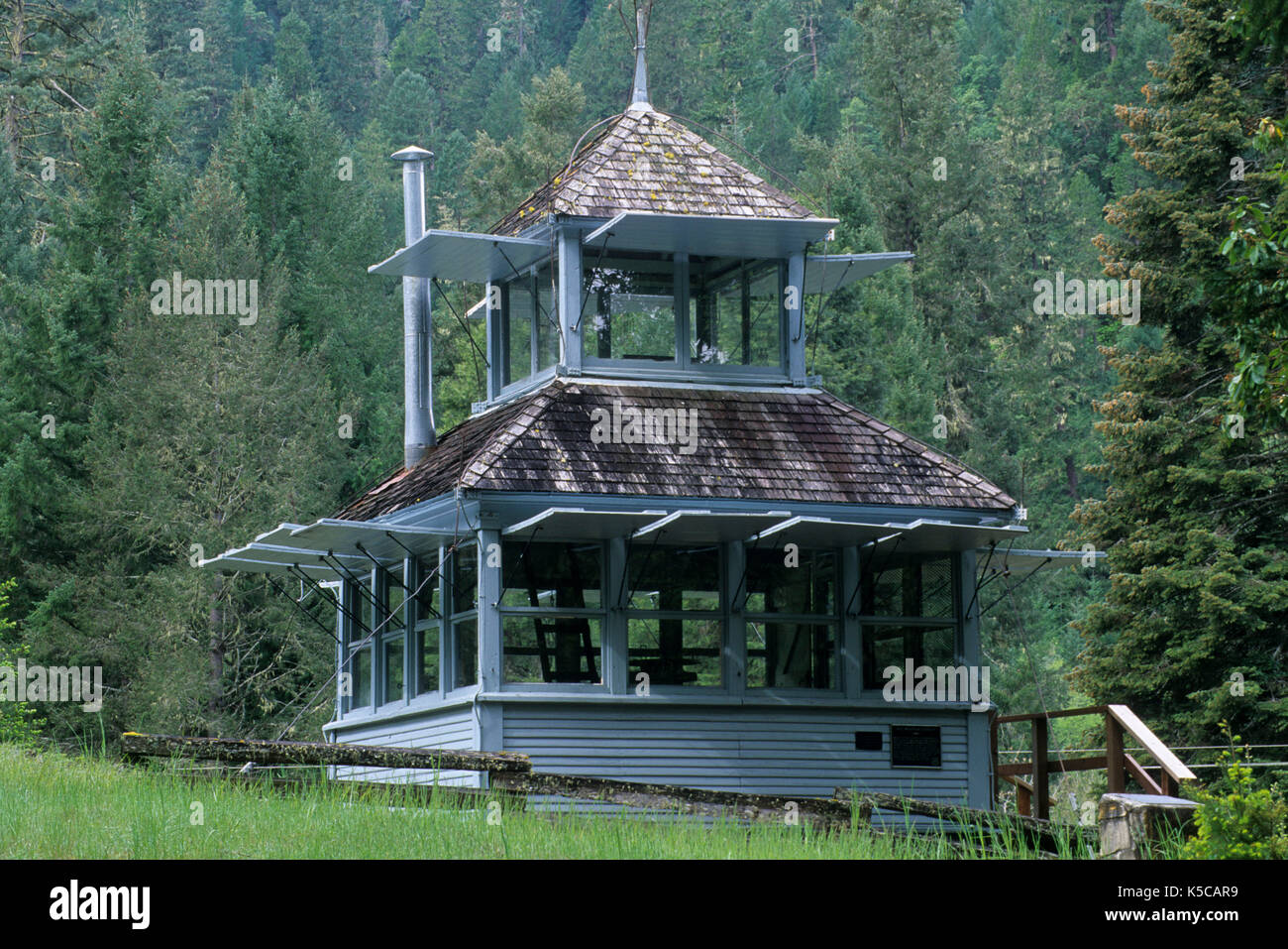 Red Mountain Lookout relocated to Tiller Ranger Station, Umpqua National Forest, Oregon Stock Photo