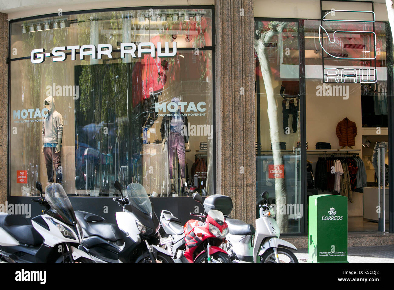 A logo sign outside of a G-Star RAW clothing retail store in Barcelona,  Spain on August 30, 2017 Stock Photo - Alamy