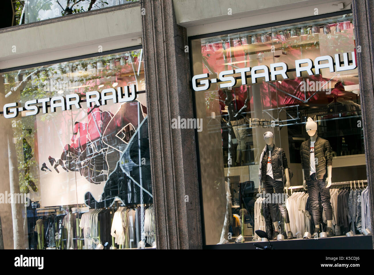 A logo sign outside of a G-Star RAW clothing retail store in Barcelona,  Spain on August 30, 2017 Stock Photo - Alamy
