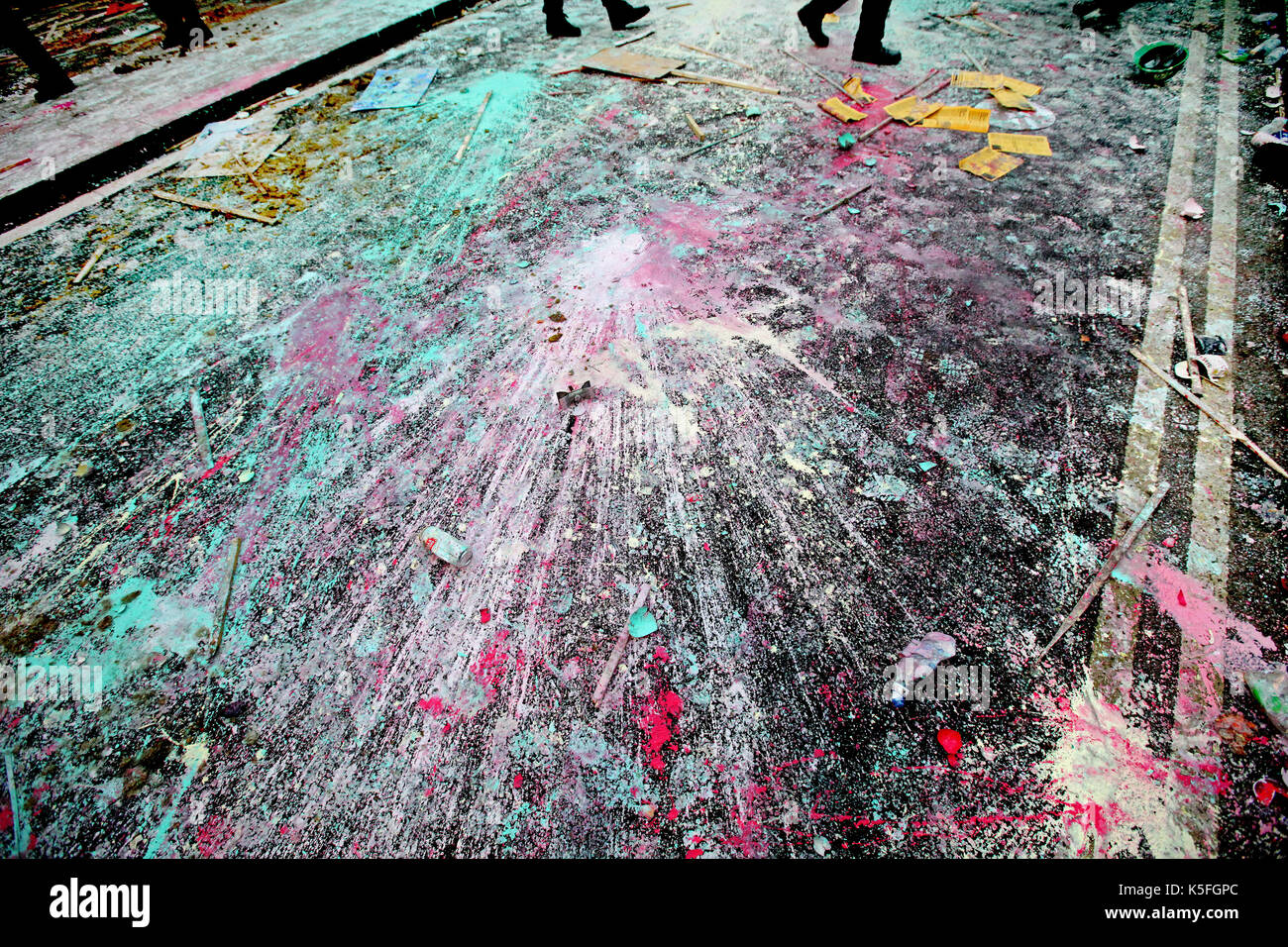 Paint bomb missles. Mass student protests and civil unrest in London against increases in university tuition fees. Stock Photo